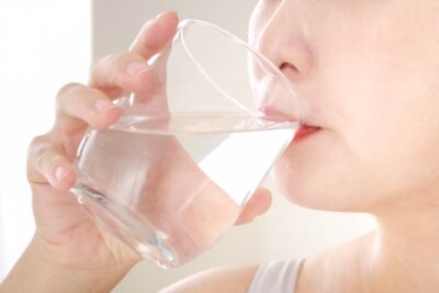 水中毒とは何か？症状・原因・治し方｜水の飲みすぎが招く危険のアイキャッチ画像