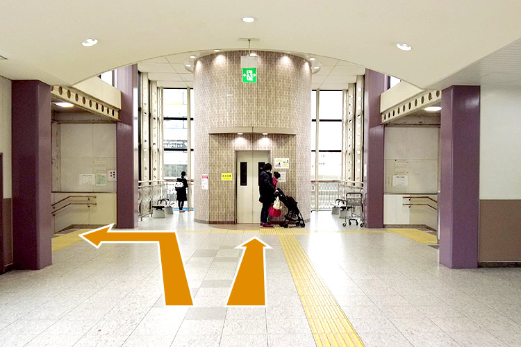 エレベーターをご利用の方は直進してください、階段をご利用の方は左手階段を降りてください。階段を降りて正面のビルの2階となります。