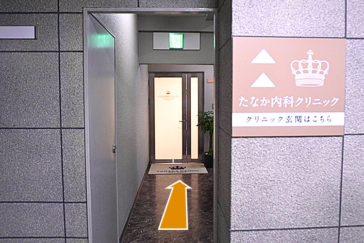 エレベーターを降りたら直進します。